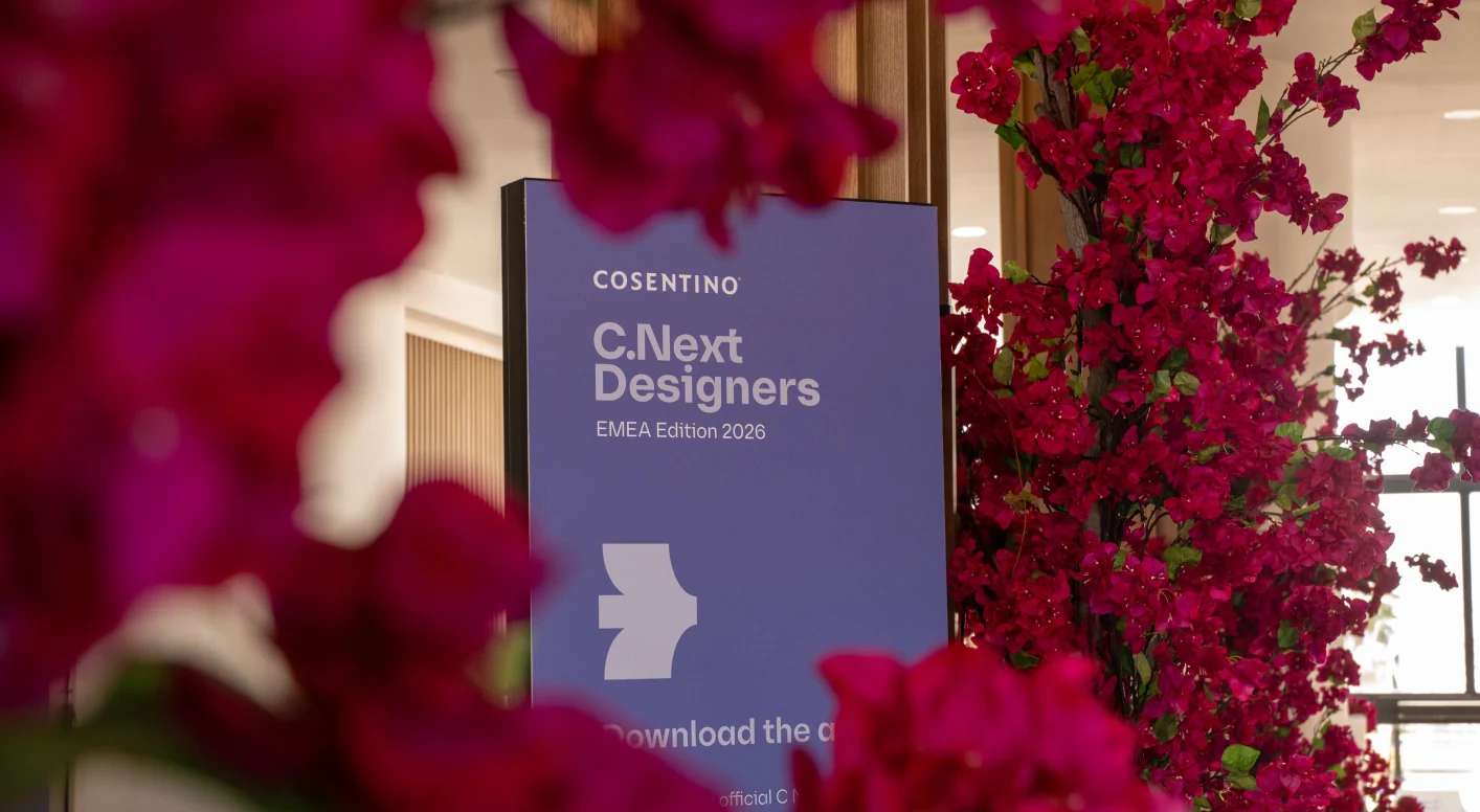 Affiche de C·Next Designers EMEA 2026 au milieu des fleurs