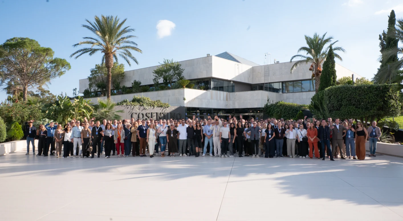 Les participants au C·Next Designers EMEA 2026 devant les locaux de Cosentino